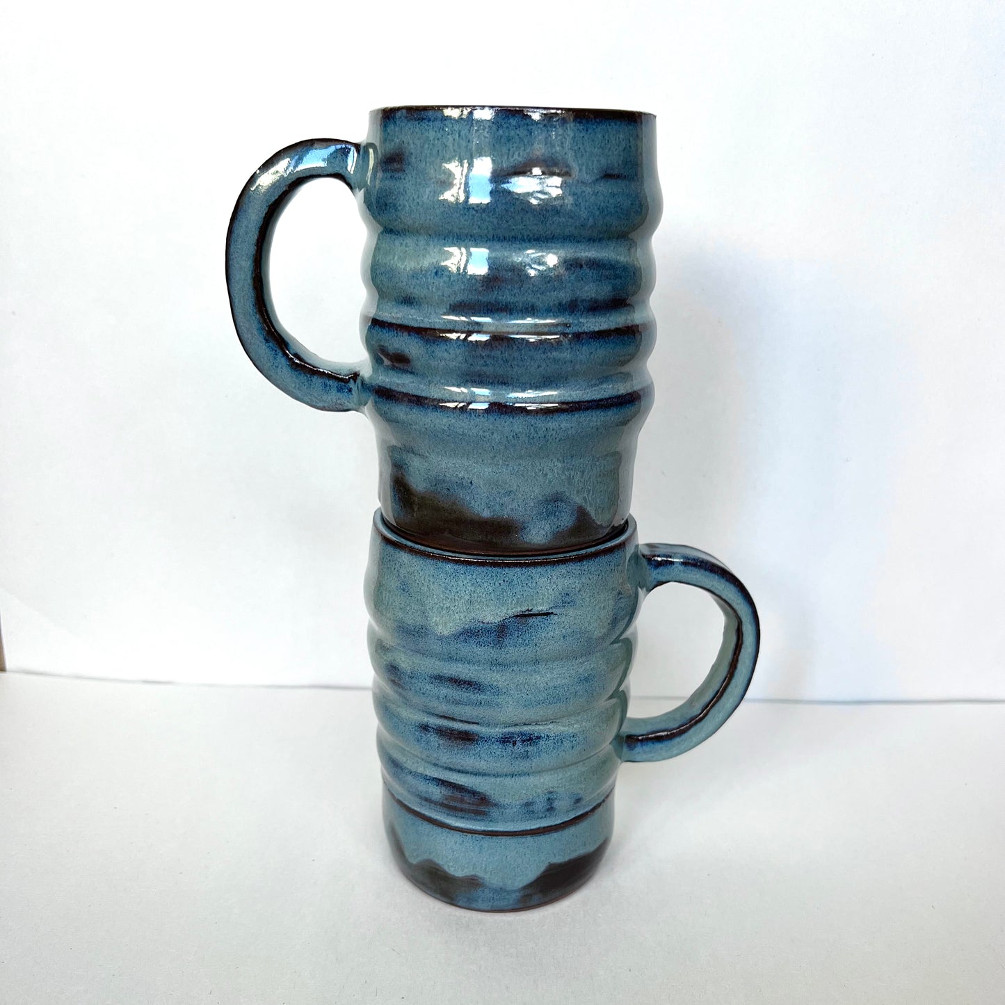 Juego de tazas con forma de nube oscura