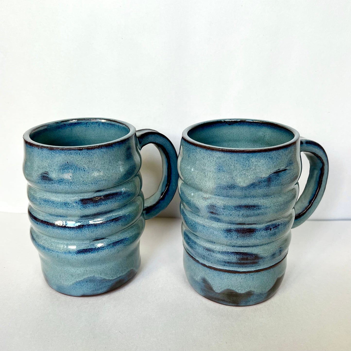 Juego de tazas con forma de nube oscura